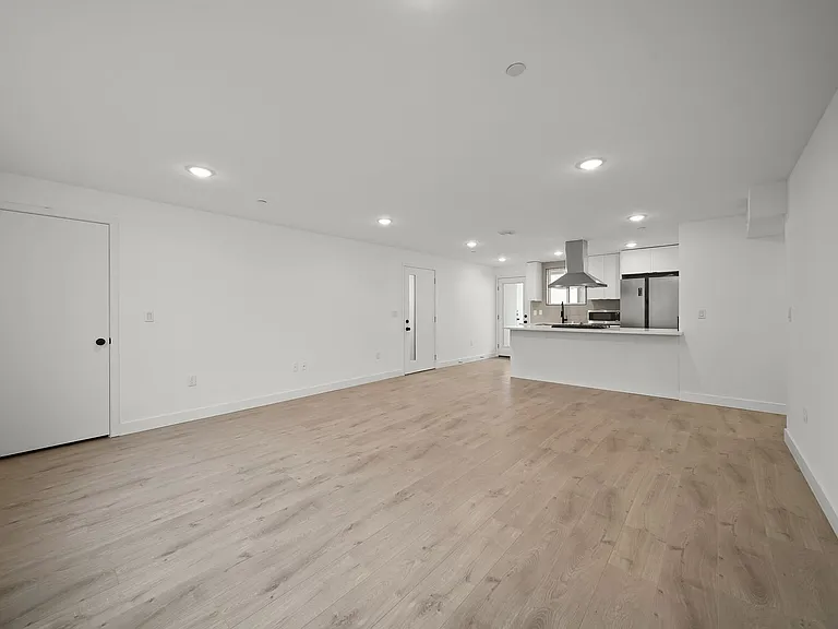 Luxury 2 and 3 Bed Townhomes with Covered Parking! — Photo 9