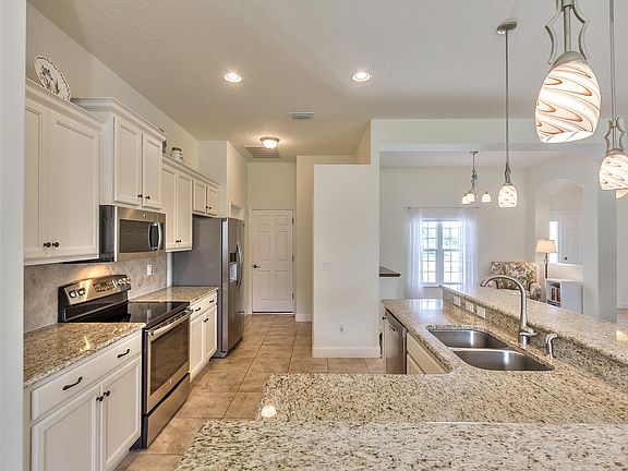 5th image of 513 Bacio St