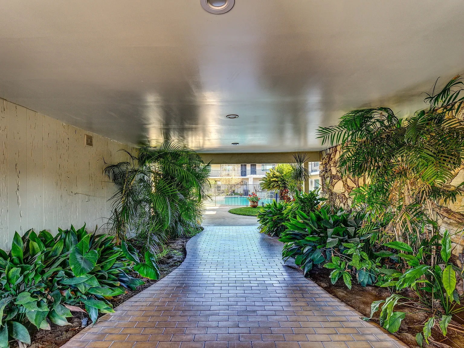 Chanteclaire Apartments — Photo 2