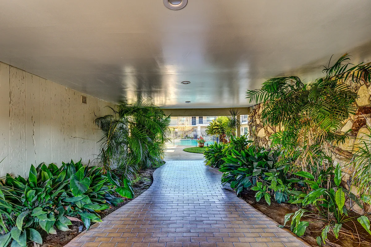 Building Photo - Chanteclaire Apartments