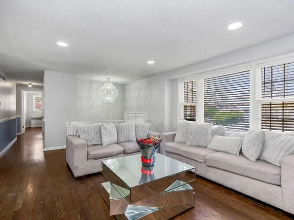 4301 NW 51st St, Kansas City, MO 64151