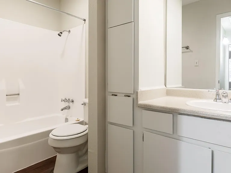 The Oaks Apartments — Photo 24
