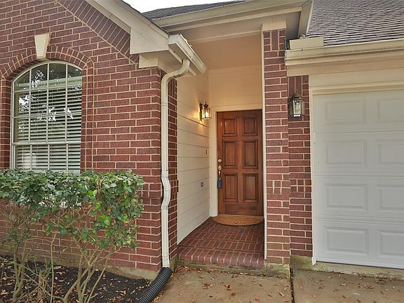 Bricked entry to your covered front porch! Located in highly acclaimed Cy-Fair Schools! Has E-Z access to Highway 6, I-10, Energy Corridor and Grand Parkway!