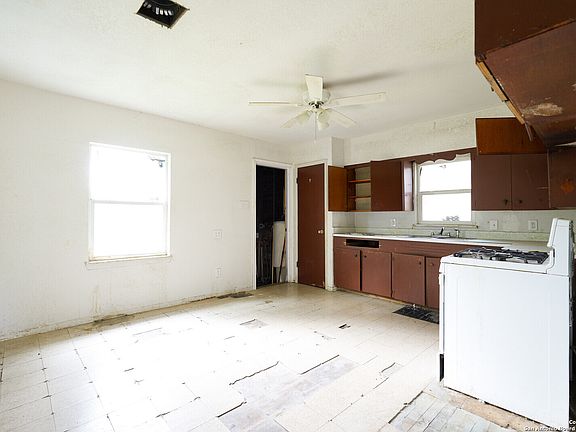 5th image of 318 GARDINA ST