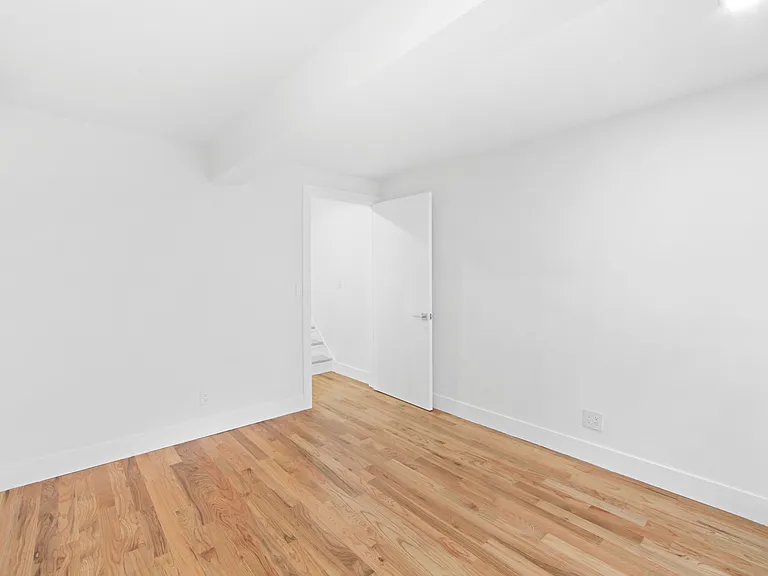 215 E 59th St #CHR — Photo 17