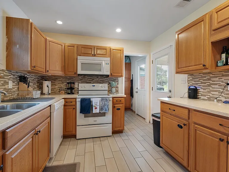 310 Lancaster Dr — Photo 15
