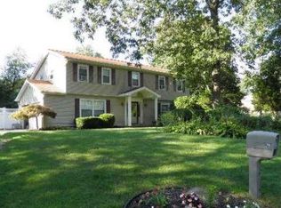 75 Canterbury Dr, Hauppauge, NY 11788