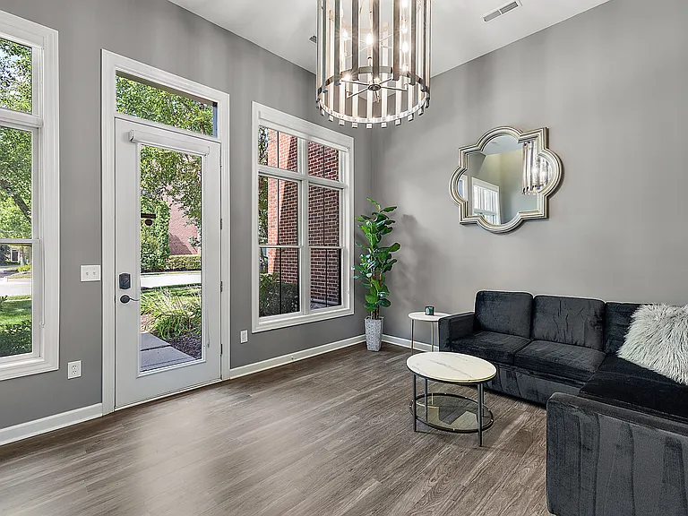 527 Lewis St — Photo 3
