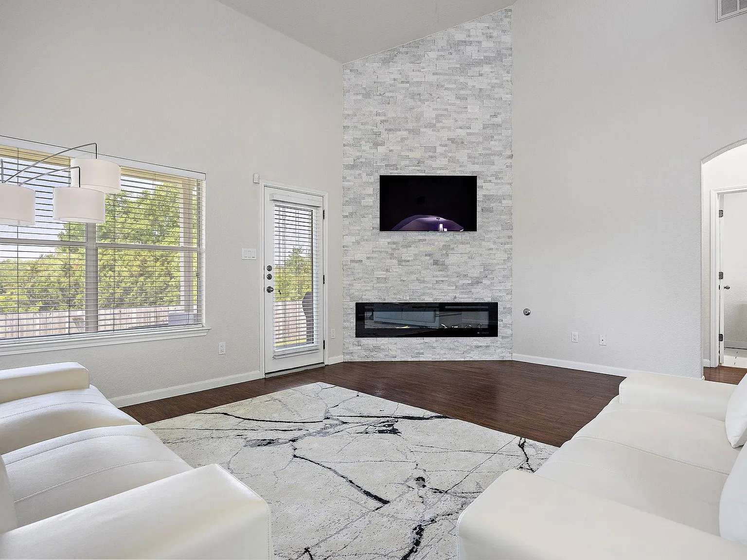 4 bed, 2.5 bath, 2656 sqft, $2,500 — Photo 3
