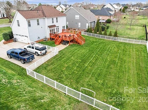 3rd image of 110 Fox Den Cir