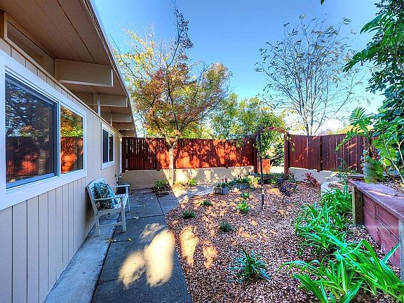 5th image of 1265 Parkwood Dr
