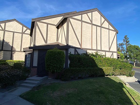 Beautiful corner unit with a lot of parking spaces.