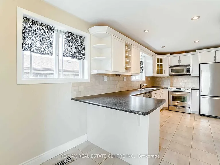 3385 Ellengale Dr #UPPER — Photo 12