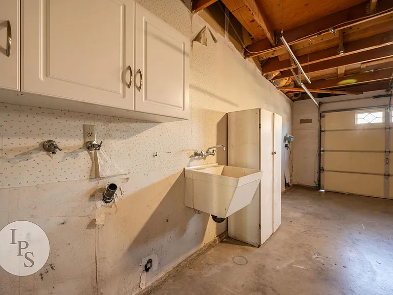 2131 E Cromwell Ave — Photo 25