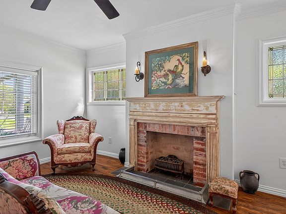 2nd image of 112 E Market St
