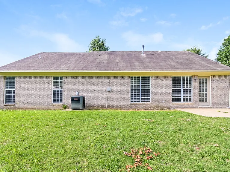 1540 Madison Cv W — Photo 16