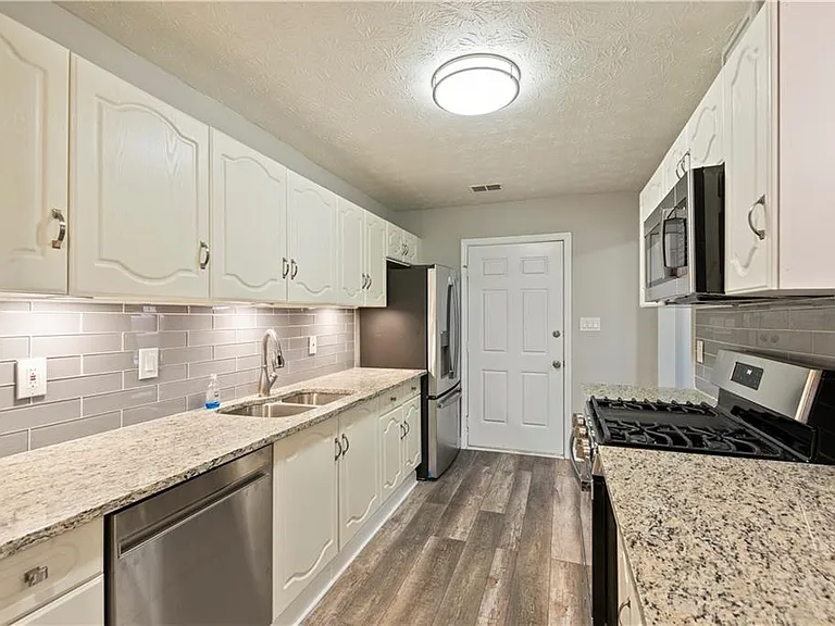 112 Tye St SE — Photo 14