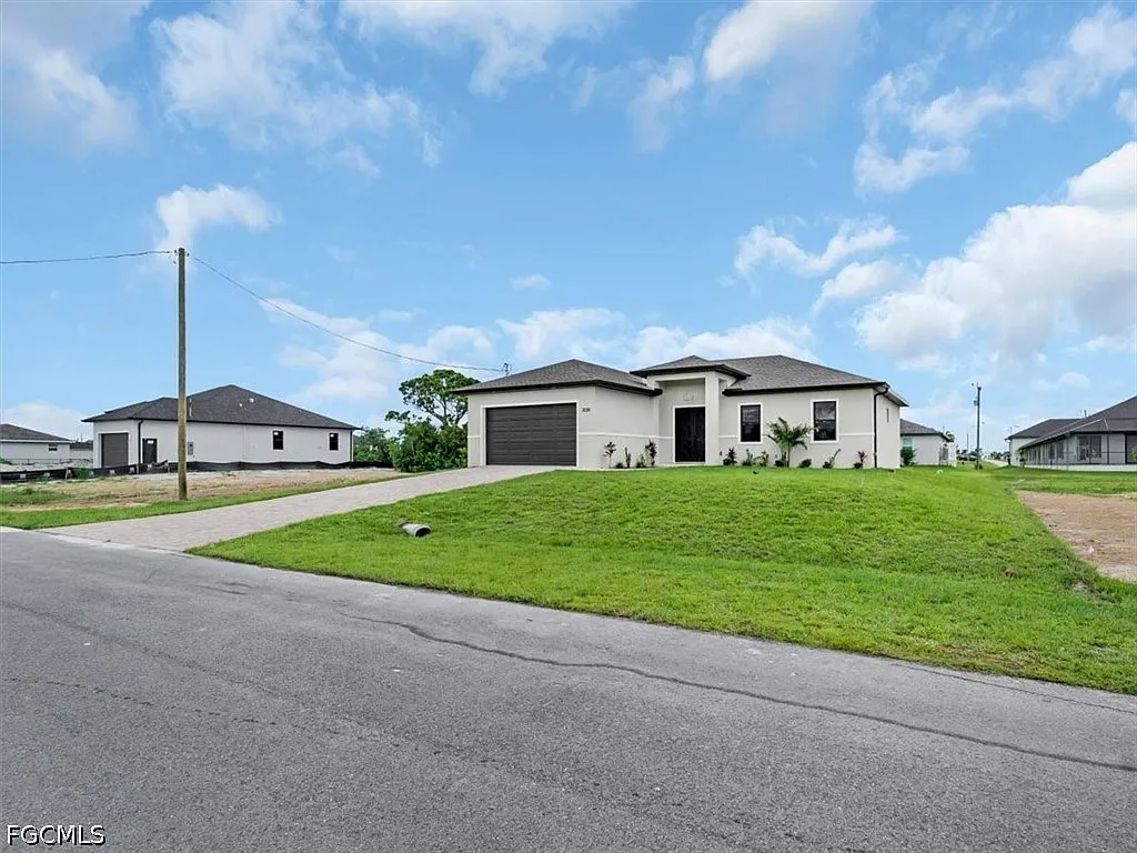 3 bed, 2.0 bath, 1644 sqft, $2,400 — Photo 2