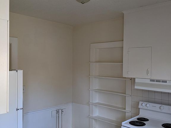 Kitchen
Washer/Dryer hookups