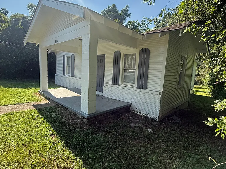 215 Dewitt Ave — Photo 4