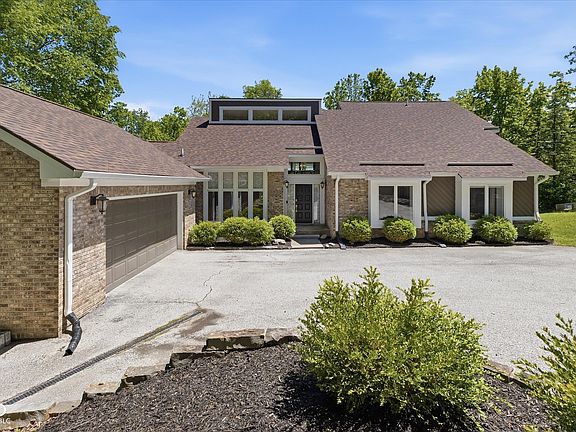 4th image of 8631 Bay Colony Dr