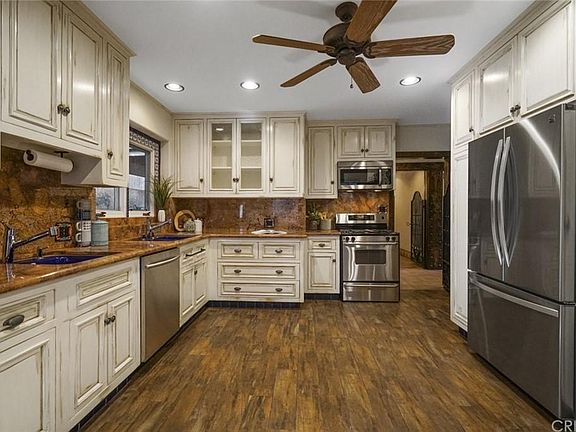 4th image of 3927 Berry Dr