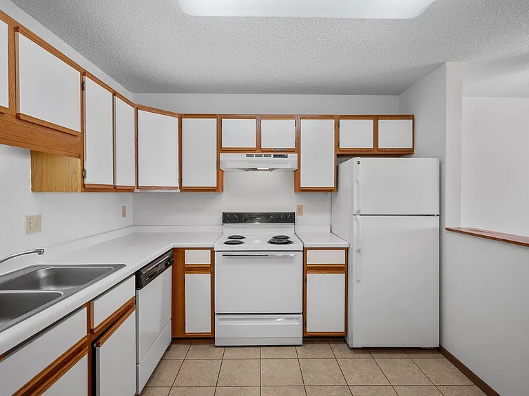 Sterling Ponds Apartments — Photo 11