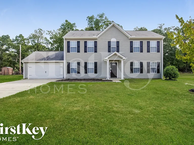 1102 Eastwood Dr — Photo 1