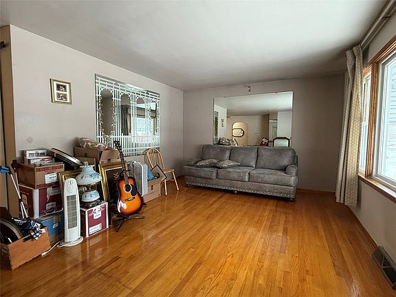 4th image of 5038 Hillsdale Ave