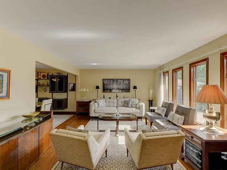3051 Lakeside Dr — Photo 2