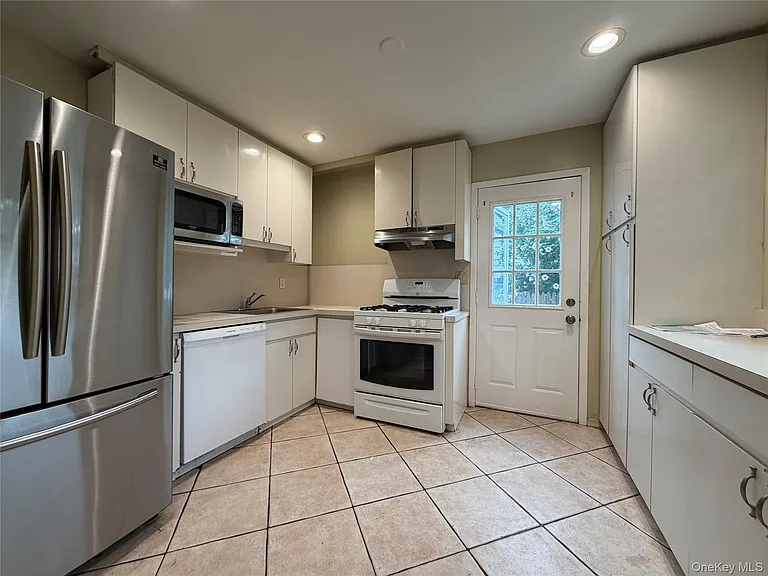 196 Sterling St — Photo 2