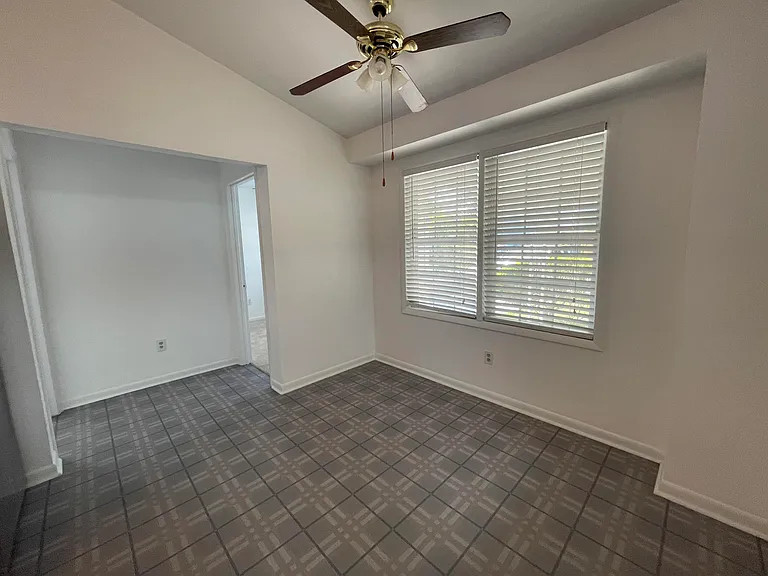 137 Manchester Rd — Photo 4