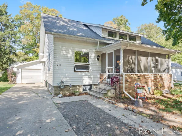 216 W Pine St, Carson City, MI 48811