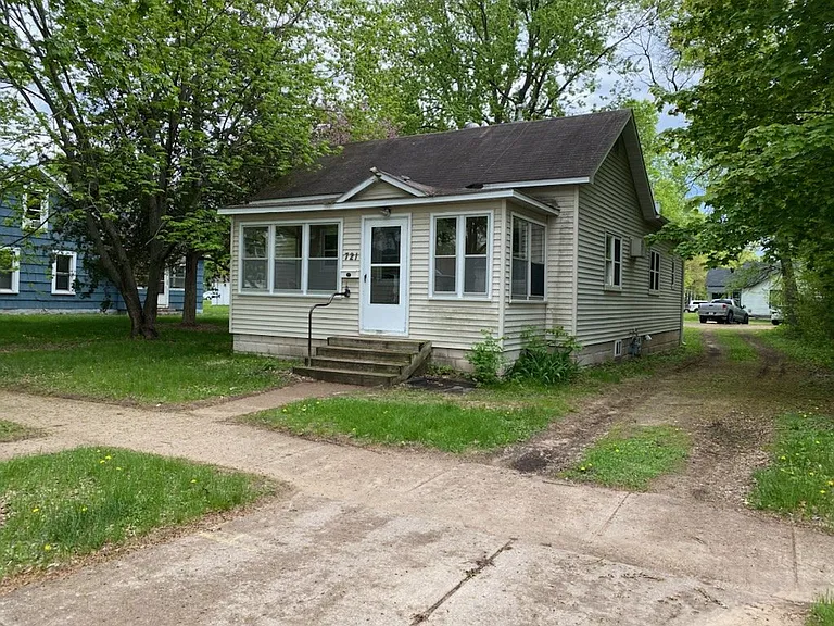 721 Broadway St — Photo 1
