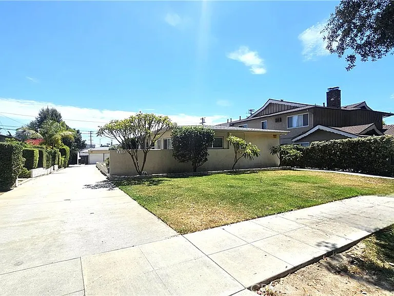 208 N Olive Ave — Photo 17