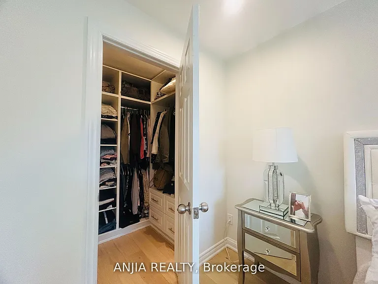 322 Hillsdale Ave E — Photo 17
