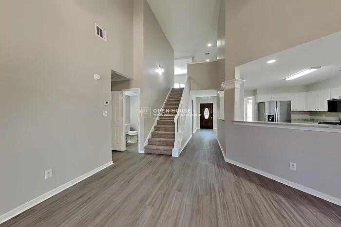 4 bed, 2.5 bath, 2509 sqft, $2,350 — Photo 3