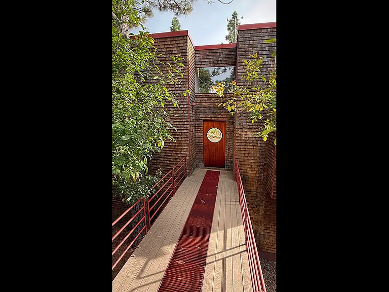 Entry bridge to front door