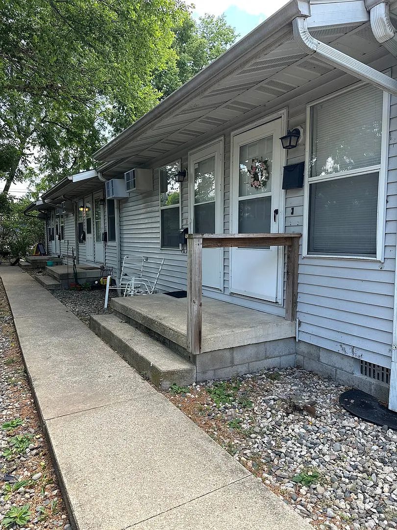 202 S Hartle Ave. Urbana, IL — Photo 1