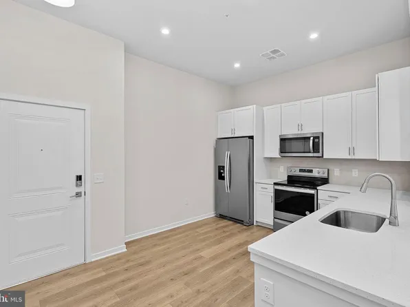 700 Mount Airy Ter NE #403A, Leesburg, VA 20176