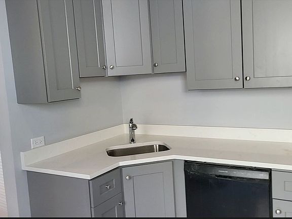 3rd image of 1025 W Cullerton St APT 2R