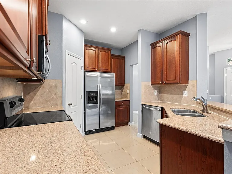 6745 Breezy Palm Dr — Photo 5