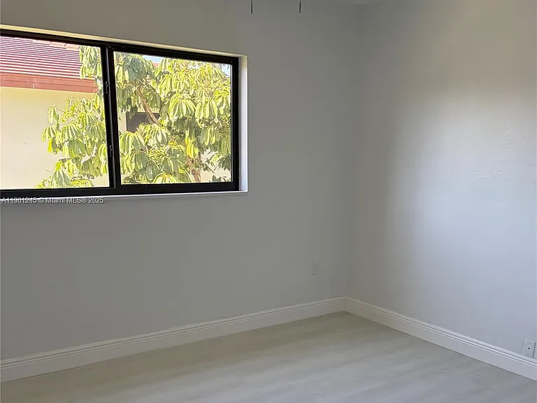 220 SW 7th St #8 — Photo 9