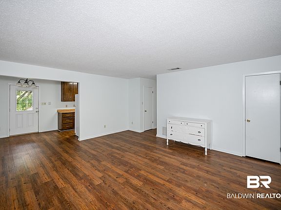5th image of 388 Pecan Ave