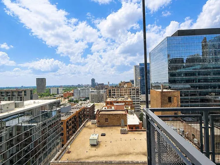 565 W Quincy St #1608 — Photo 7