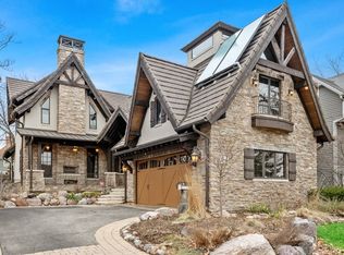 325 1st St, Libertyville, IL 60048