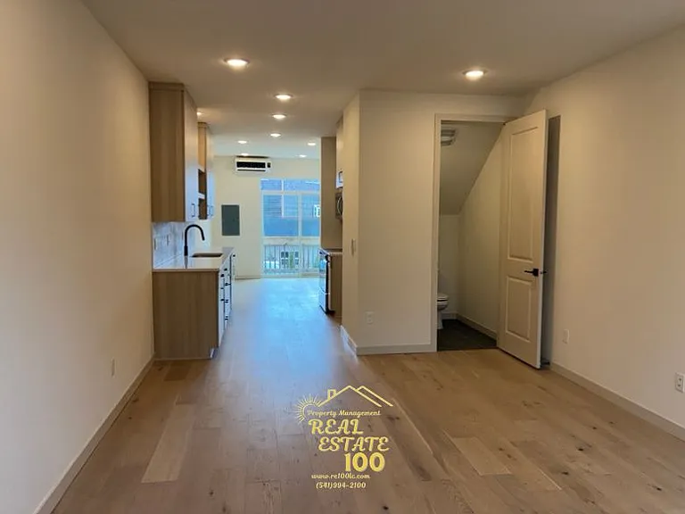 305 SE Port Ave E — Photo 2