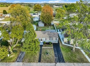 527 Metzger Ave, Wood River, IL 62095