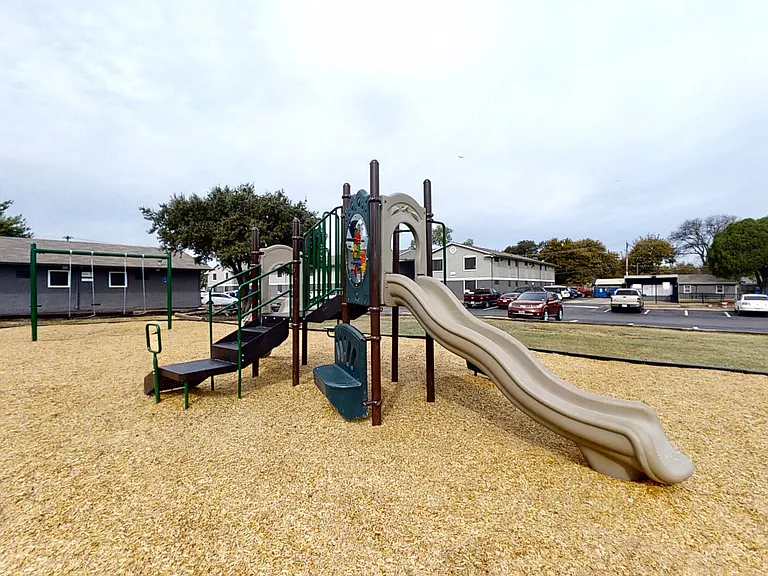 St. Charles Place Apartments — Photo 12