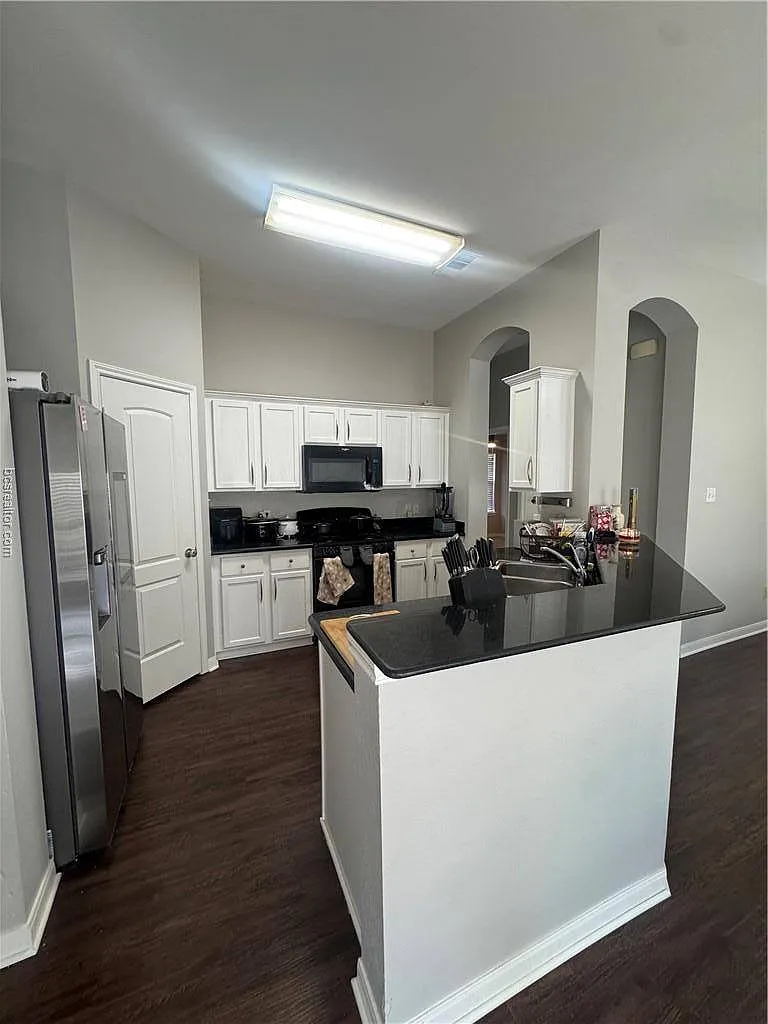 3 bed, 1410 sqft, $1,975 — Photo 4
